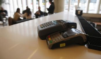 Apresan camarero clonaba tarjetas de clientes para robarles dinero 