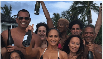 Jennifer López y su bikeneo en una playa con Alex Rodríguez y la familia