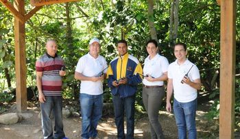Voluntariado Bancentraliano dona equipo de radio-comunicación a guardaparques de Saltos de Jima