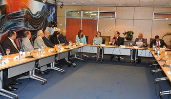 Banco Central y LIDAAPI evalúan mecanismo para financiar viviendas a bajos costos 
