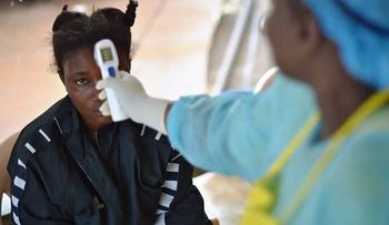 Expertos temen que el ébola pueda transmitirse por vía respiratoria