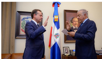 Andrés Bautista juramenta a Víctor Bisonó en Vivienda