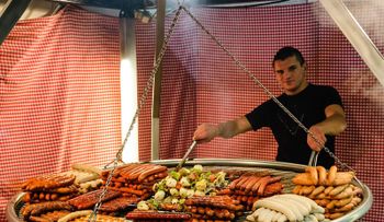 La OMS declara cancerígena carne procesada y estudio halla ADN humano en salchichas 