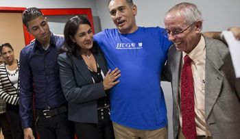 Llega a su país doctor cubano recuperado de ébola