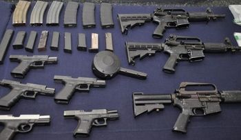 DNCD apresa 3 extranjeros y decomisa armas, vehículos y dólares 