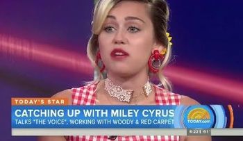 ¿Por qué Miley Cyrus suele ir medio desnuda en sus apariciones públicas? (VIDEO)