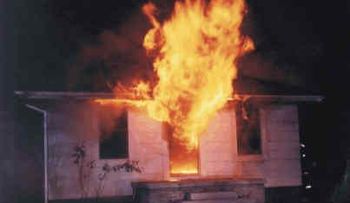 Hombre agrede a su pareja y prende fuego a su casa tras ser denunciado 