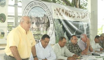 Banco Agrícola garantiza recursos a productores y procesadores de leche