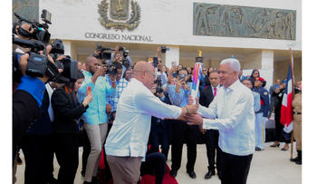 Presidente del Senado recibe antorcha de Santo Domingo 2026