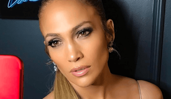 Jennifer Lopez quiso presumir sus abdominales, pero abusó del Photoshop