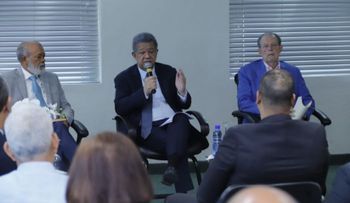 Leonel Fernández sigue consultando sectores económicos para analizar la crisis dominicana