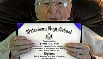 Hombre de 97 años se gradúa de escuela secundaria