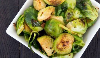Coles de Bruselas con limón y ajo para dietas para bajar de peso