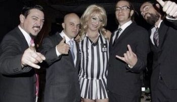 Cristian Castro sale del closet y se viste de mujer