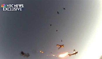 Video: terrible colisión entre paracaidistas