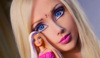 La Barbie humana mostró su cara sin maquillaje