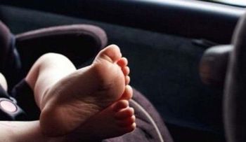 Mujer encierra a su bebé en un auto para celebrar el Año Nuevo en un bar