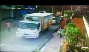 Dos hombres vestidos de policías despojan hombre de camioneta en plena vía