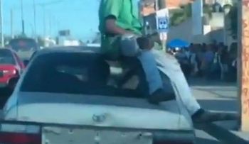 Multan conductor que transportaba a un hombre en la capota del vehículo