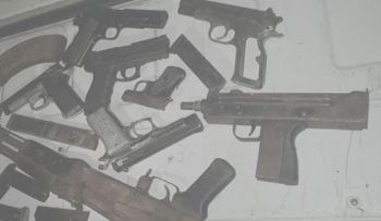 Incautan 31 armas clonadas en operativos simultáneos; detienen a 25 personas
