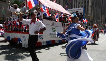 Dominicanos ganan menos en EEUU, pero envían más a su país