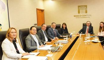 Valdez Albizu se reúne con la Directora Asociada para Servicios Bancarios y Financieros del Tesoro de los EEUU