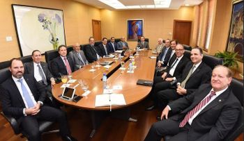 Gobernador del BC, Valdez Albizu se reúne con banqueros y pasa revista a la situación económica del país