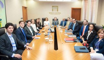 Valdez Albizu y equipo técnico del BCRD se reúnen con inversionistas internacionales