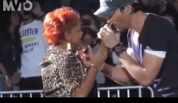 Enrique Iglesias y su polémico beso a una doña 