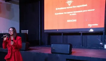 Darnetty Lugo reconocida como "Mujer Icónica que Cambia el Mundo"