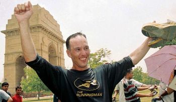 ¿Hazaña o farsa?: El primer hombre que dio la vuelta al mundo corriendo