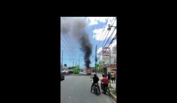 ¡Tremendo susto! Pequeño camión se incendia con personas dentro
