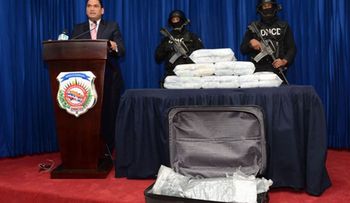 Apresan hombre y le ocupan 36 paquetes de droga en camión