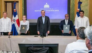 Gobierno RD firma histórico acuerdo de transporte aéreo con Canadá