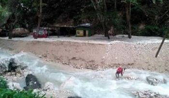 Río San Rafael se desborda y destruye balnearios y casetas
