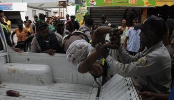 Desalojan haitianos ocupaban espacios públicos en Villas Agrícolas