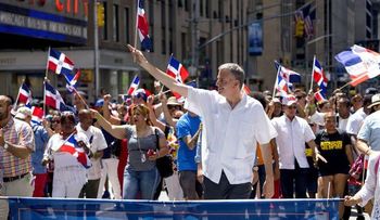 Funcionarios no desfilan junto alcalde NY, cuya esposa es haitiana; hizo comentarios racistas contra RD