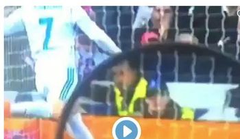 "Truco de locos": el balón se levanta sobre el césped antes de un golpeo de Ronaldo