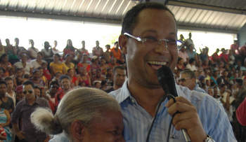 Oficina Senatorial Pedernales agasaja madres y padres por sus días festivos