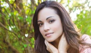 Sharlene Taulé en el canto