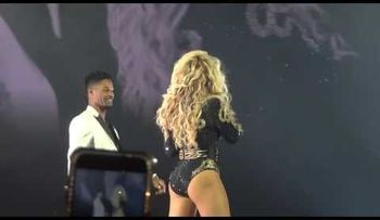  Bailarina de Beyoncé se compromete en pleno show