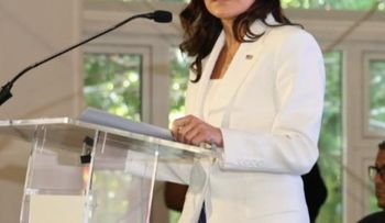 Embajadora de EE. UU. en RD rechaza críticas de comunicador y defiende la libertad de expresión