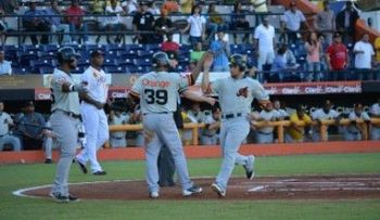 Águilas derrotan 13 por 11 a los Gigantes