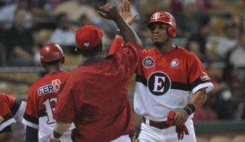 Leones paran racha negativa y se impone 5-3 a las Aguilas