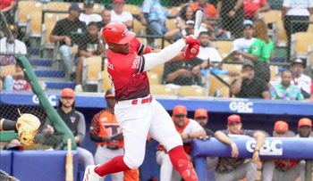 Toros derrotan al Escogido y empatan la cima del torneo