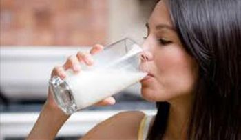 Advierten peligro de beberse tres vasos de leche al día