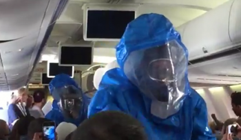 Video: sacan de avión pasajero dijo tenía ébola