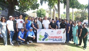 El titular del Ministerio de Educación Superior, Ciencia y Tecnología, doctor Franklin García Fermín, encabeza "Caminata por la Salud" en el Parque Jardín Botánico Nacional