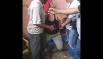 Mujer bebe agua de una botella y al parecer tenía ácido (VIDEO)