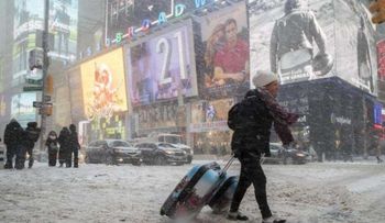 Nueva York suspende clases y vacunación ante la llegada de una gran nevada
